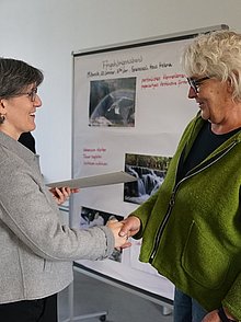 Bernadette Schwarz-Boenneke (links) überreicht der Teilnehmerin Ursula Pöttgen (rechts) die Ernennungsurkunde.