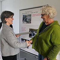 Bernadette Schwarz-Boenneke (links) überreicht der Teilnehmerin Ursula Pöttgen (rechts) die Ernennungsurkunde.