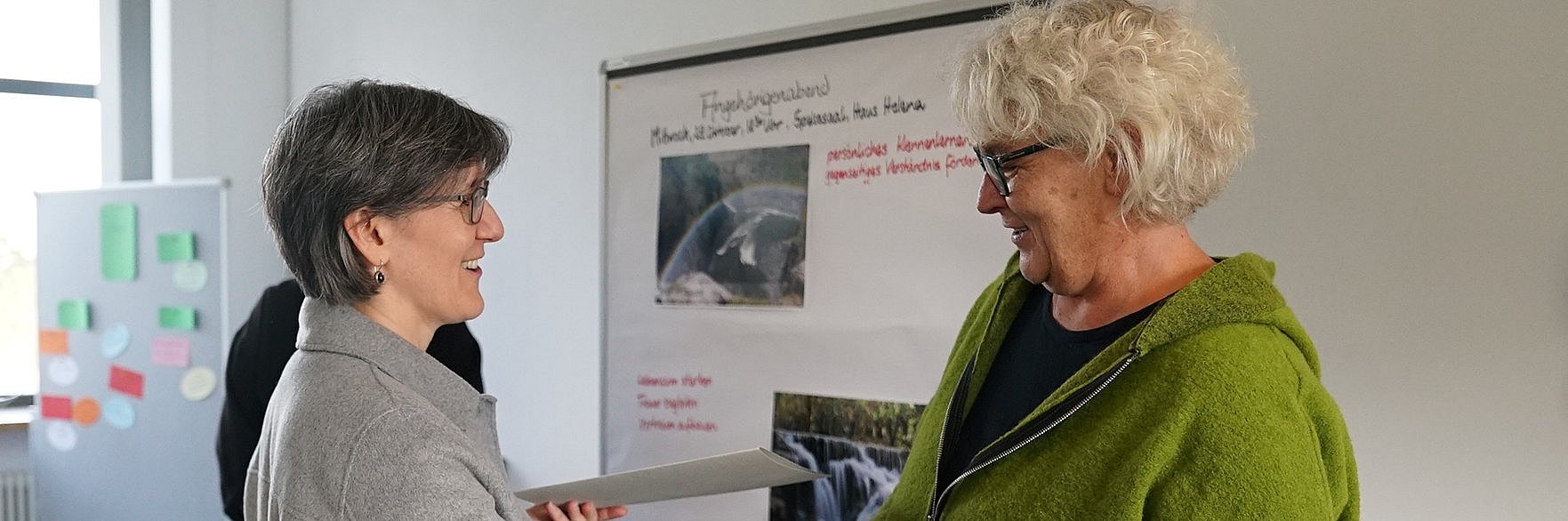 Bernadette Schwarz-Boenneke (links) überreicht der Teilnehmerin Ursula Pöttgen (rechts) die Ernennungsurkunde.